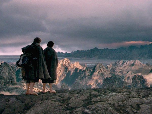 Sam and Frodo look towards Mordor at the end of Lord of the Rings - Fellowship of the ring